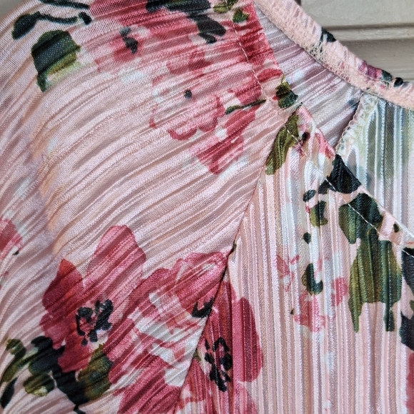 VTG Front Of Closet Top V Neck Metal Embellishmet Short Sleeve Pink Floral - Picture 6 of 7